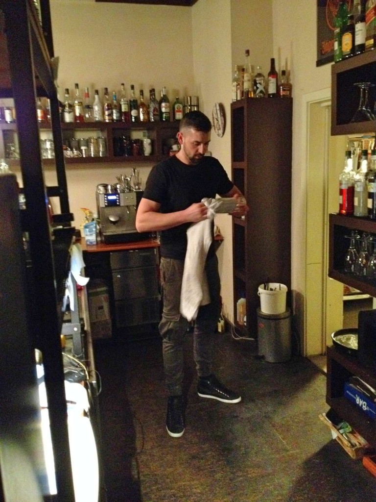 Barkeeper Marcus Auert hat seine Soup Bar Summarum voll im Griff